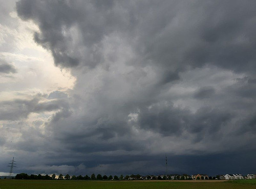 Un orage se rapprochant avec un afflux de front et forme des arcs au loin. Vu près du Limbourg le 10 mai 2020.